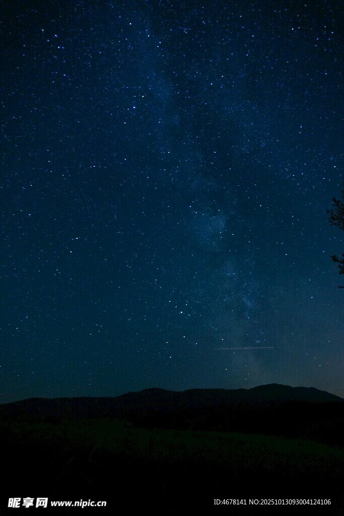 夜空繁星闪烁的美丽景象