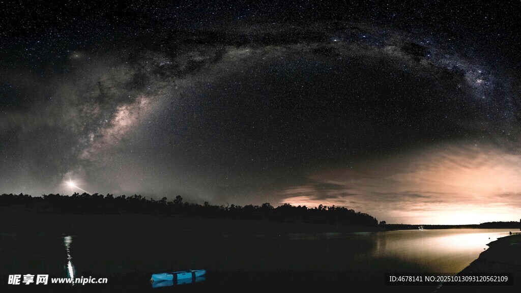 湖畔星空夜景梦幻迷人