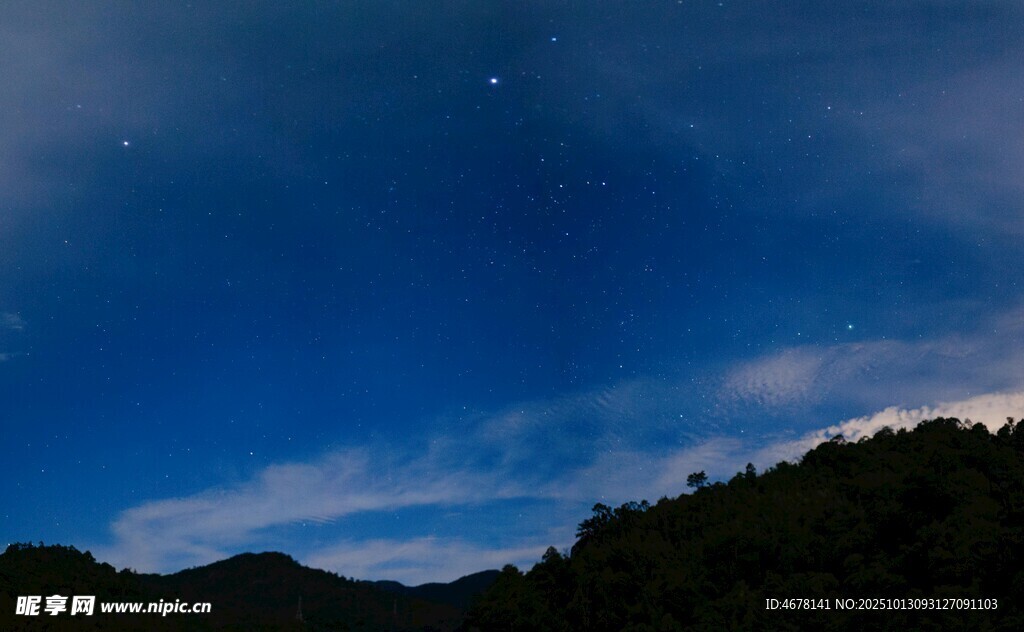 夜空下的山峦美景