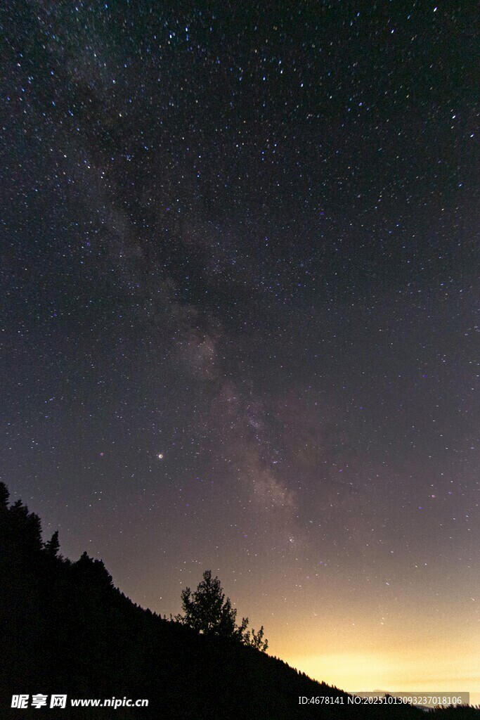 夜幕下的璀璨星空与山峦