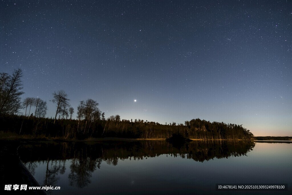 宁静湖畔夜色美景