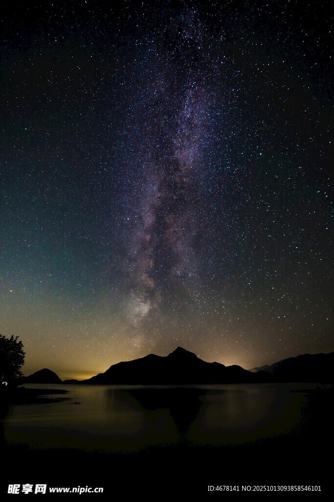 湖畔星空下的静谧美景