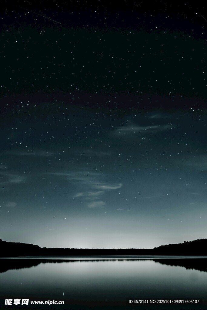 宁静湖面的暗夜风光