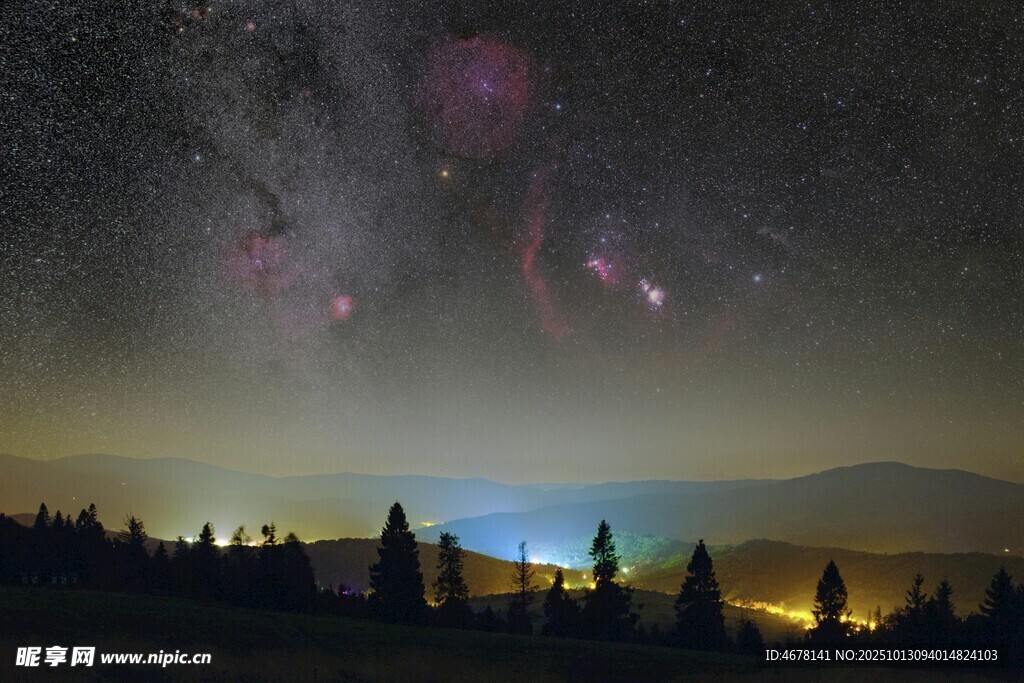 梦幻星空下的山林夜景