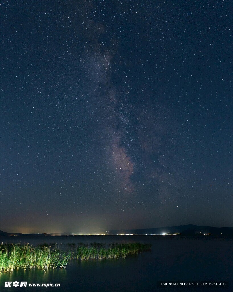 湖畔星空夜景璀璨迷人