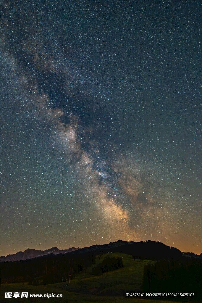 壮丽星空下的山峦美景