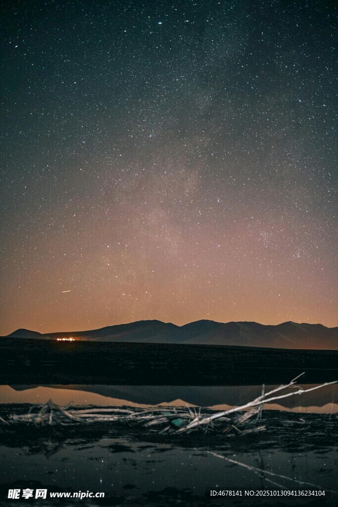星空下的静谧湖畔美景