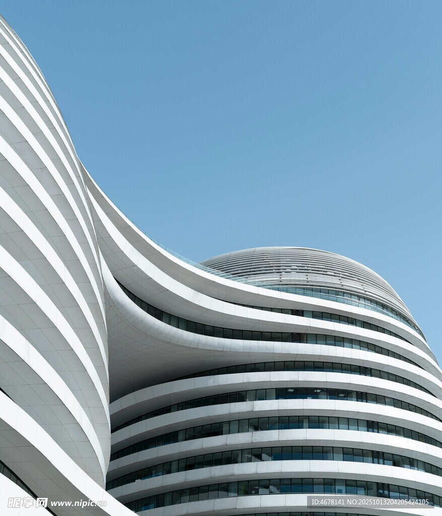 现代流线型建筑外观特写