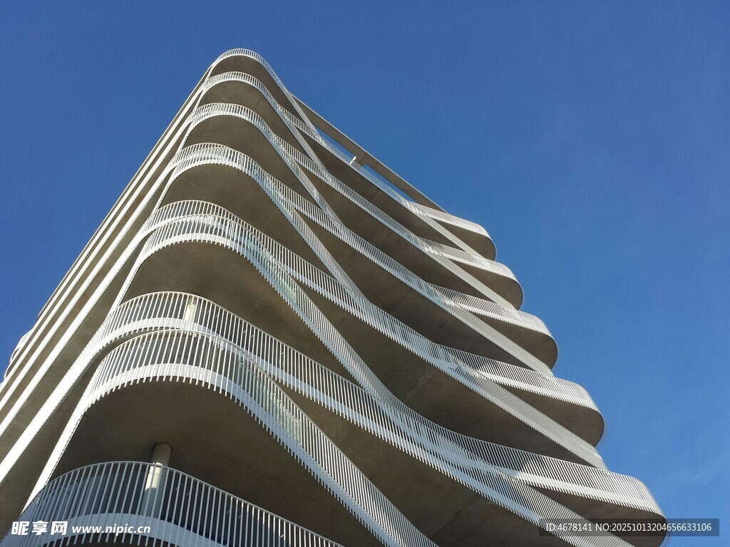 现代流线型建筑外观