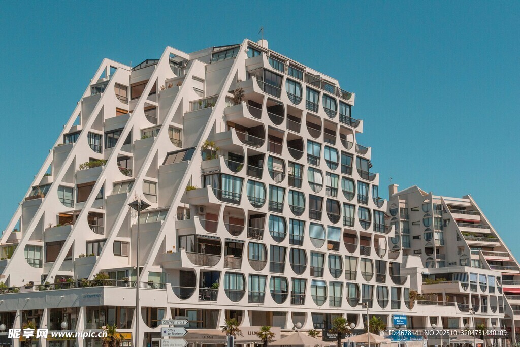 独特造型的现代多层建筑