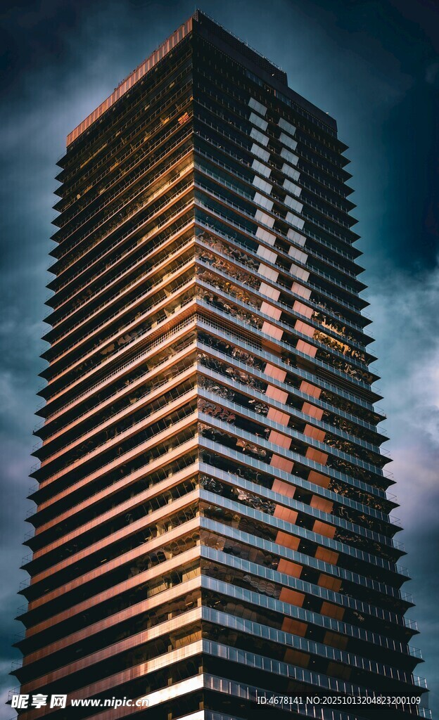 摩天大楼在暮色中闪耀