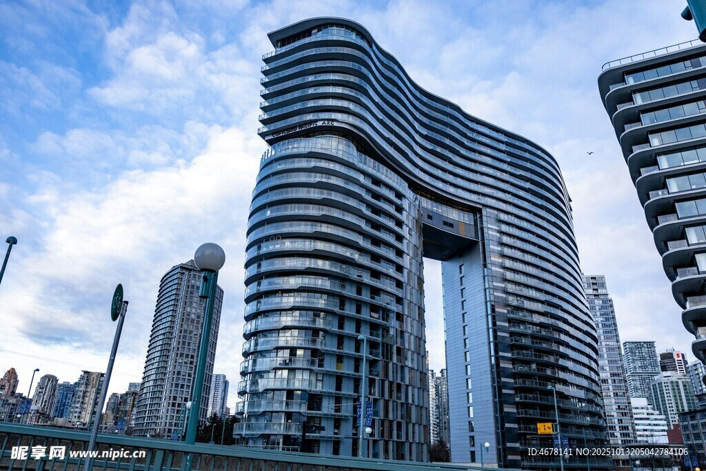 现代城市独特造型摩天大楼