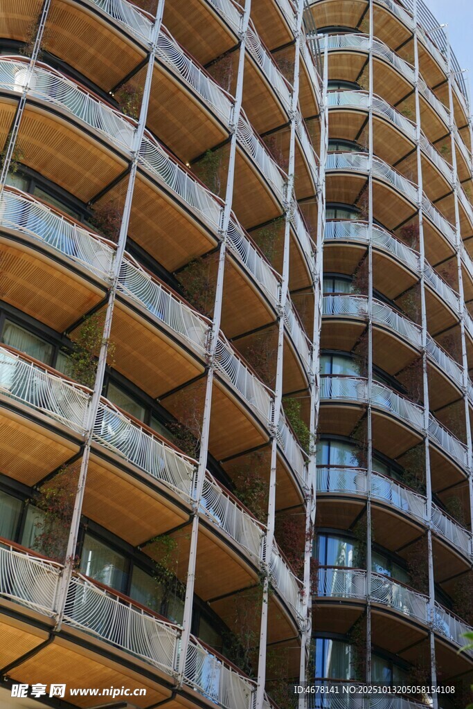现代弧形多层建筑外观