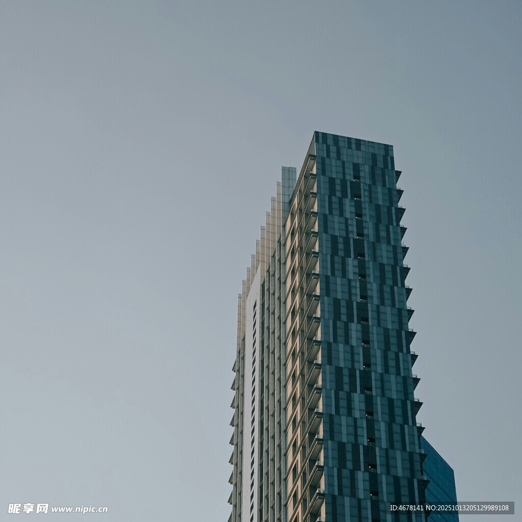 高耸入云的现代摩天大楼