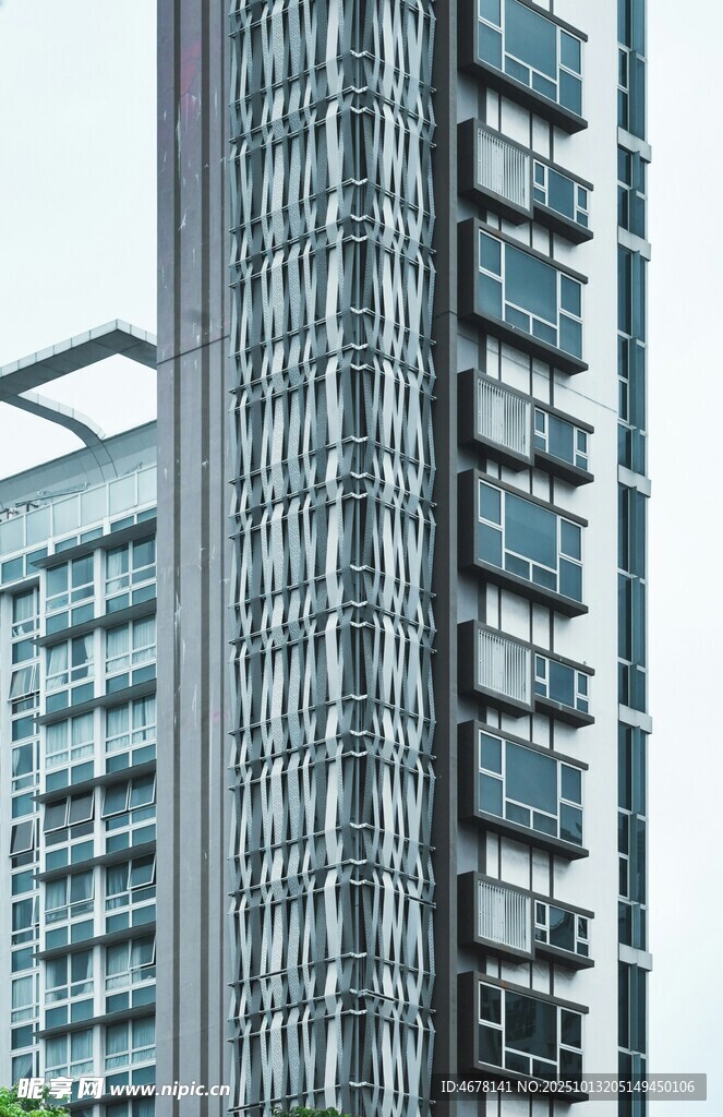 现代高层玻璃幕墙建筑