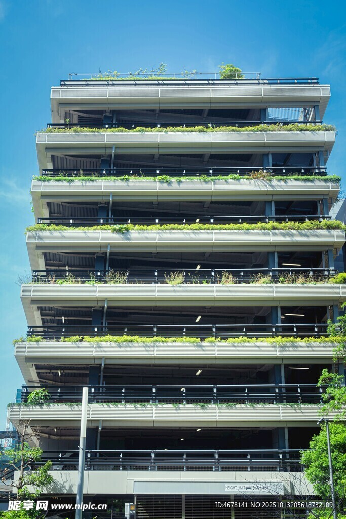 绿植覆盖的现代多层建筑