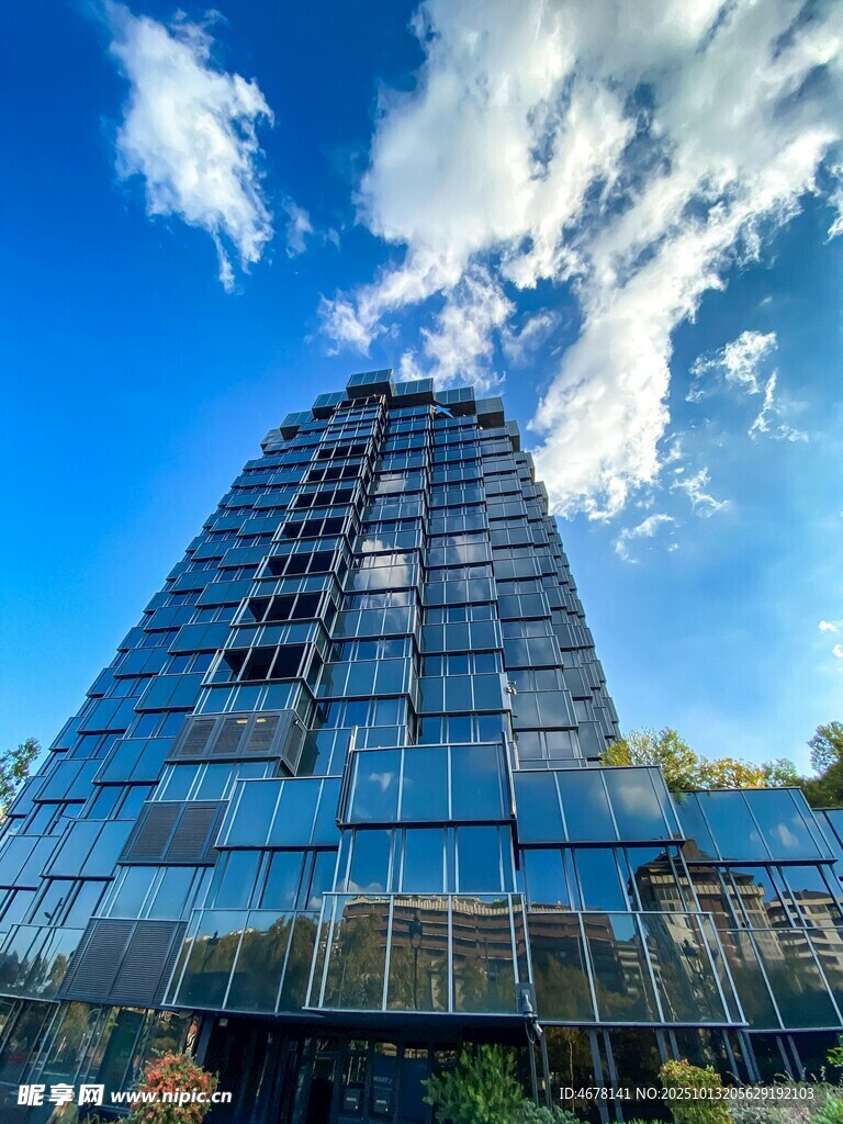 现代摩天玻璃大楼景观