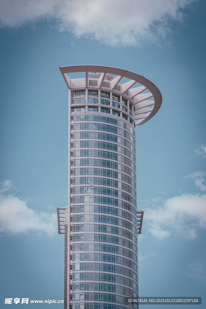 高耸摩天大楼云端建筑风采