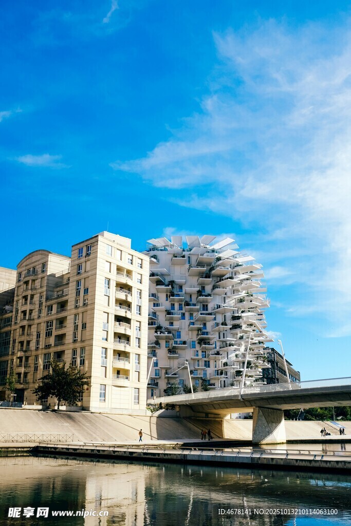 河畔现代建筑与独特景观