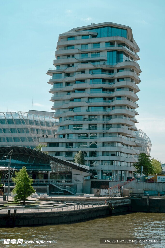 河畔独特造型的现代建筑