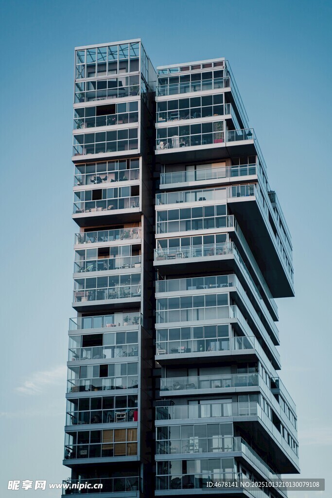 现代高层玻璃幕墙建筑
