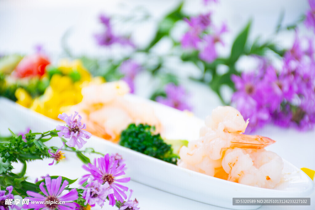 精致摆盘的美味虾仁蔬菜