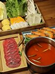 丰盛火锅食材诱人上桌
