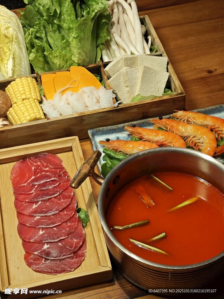 丰盛火锅食材诱人上桌