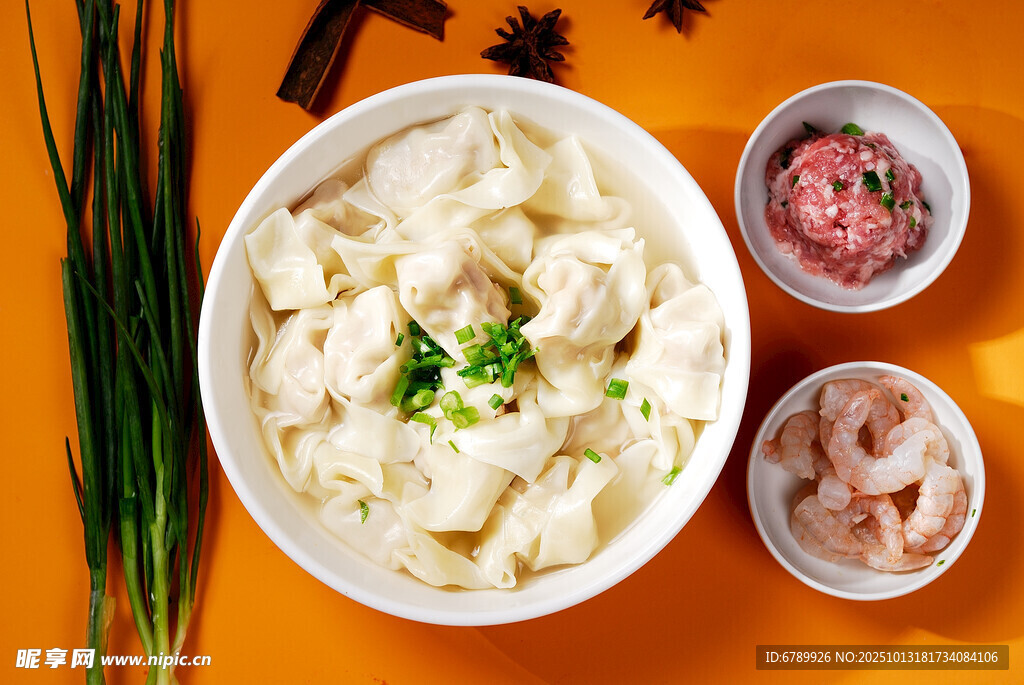 美味馄饨与鲜虾食材