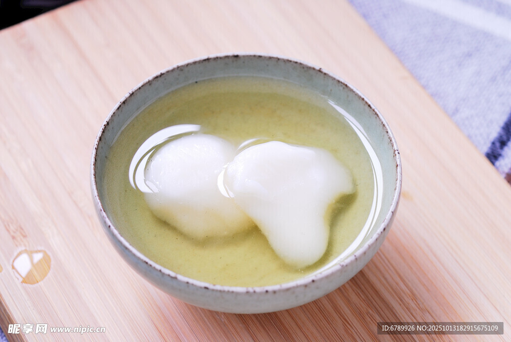 碗中漂浮的白色猪油块