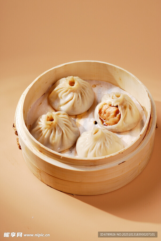 竹制蒸笼里的美味小笼包