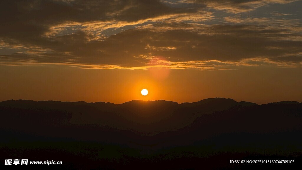 夕阳西下的壮丽天际线