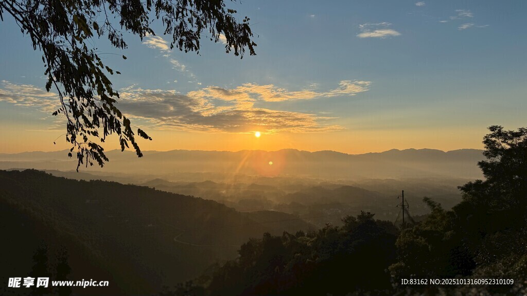 日出山林美景