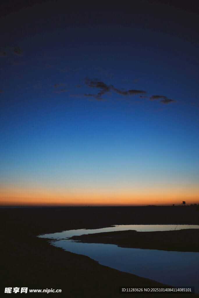 黄昏下蜿蜒河流的静谧美景