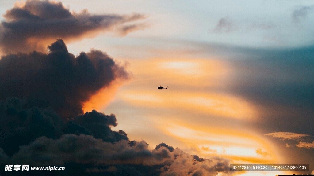 日落时分的壮丽天空景观