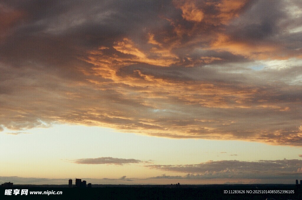 夕阳下绚烂的天空美景
