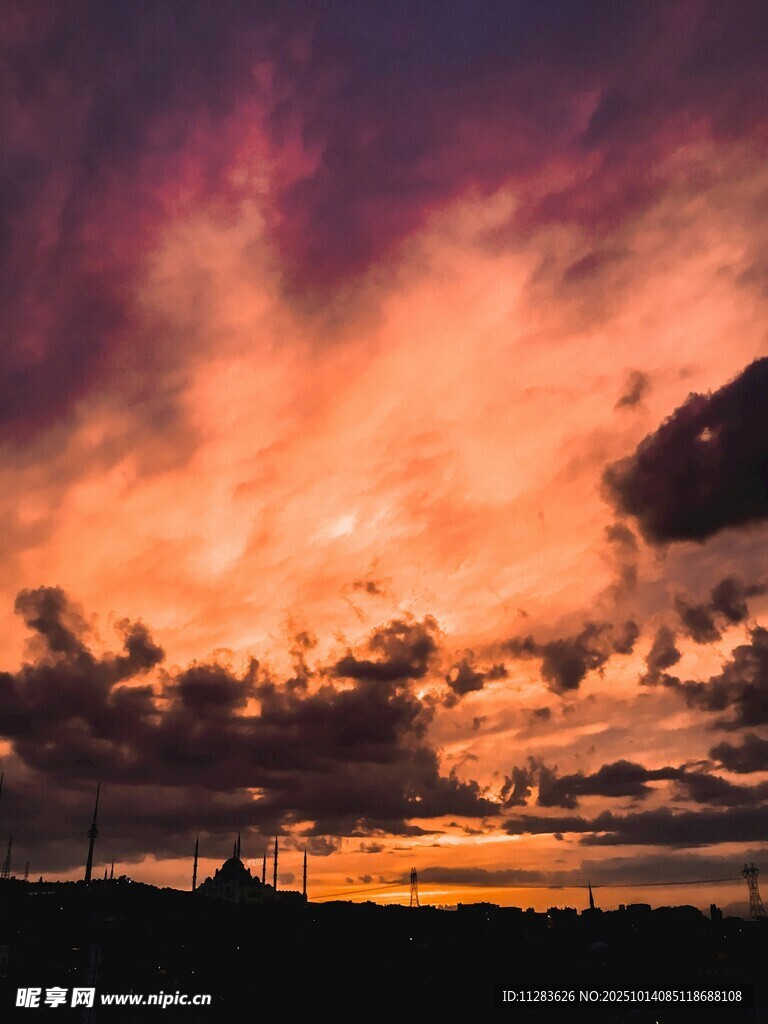 绚丽晚霞下的壮美天空