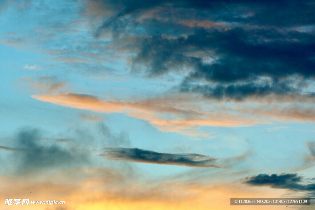 夕阳下的绚丽天空
