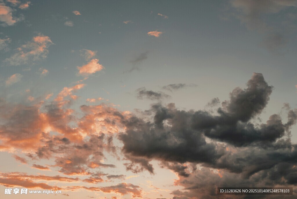 夕阳下的绚烂天空