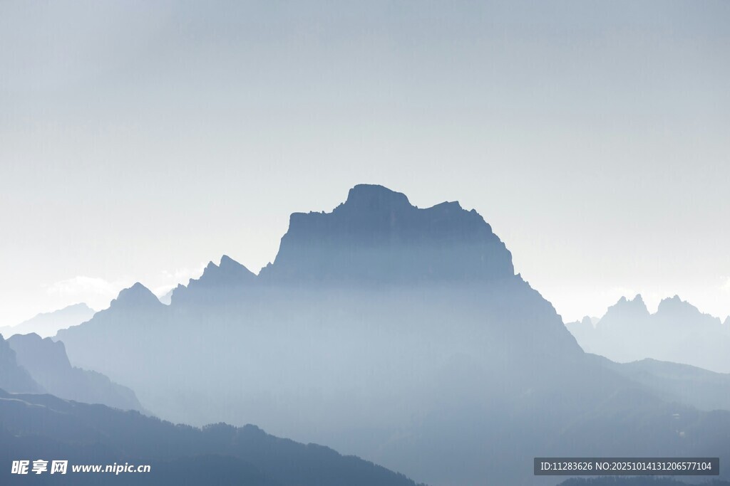 巍峨群山