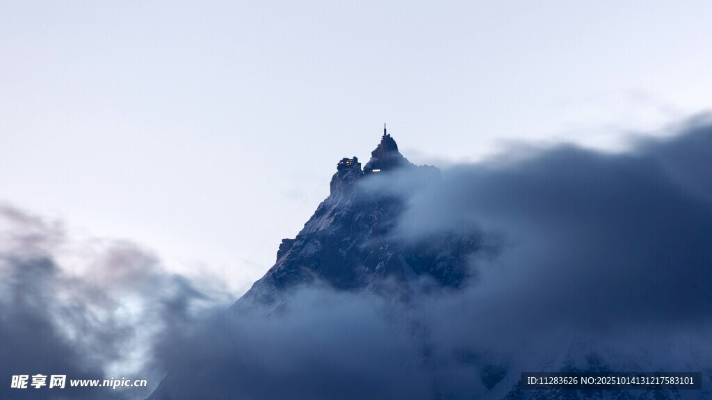 云雾缭绕中的巍峨山峰