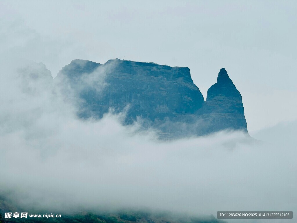 云雾缭绕中的巍峨山峰