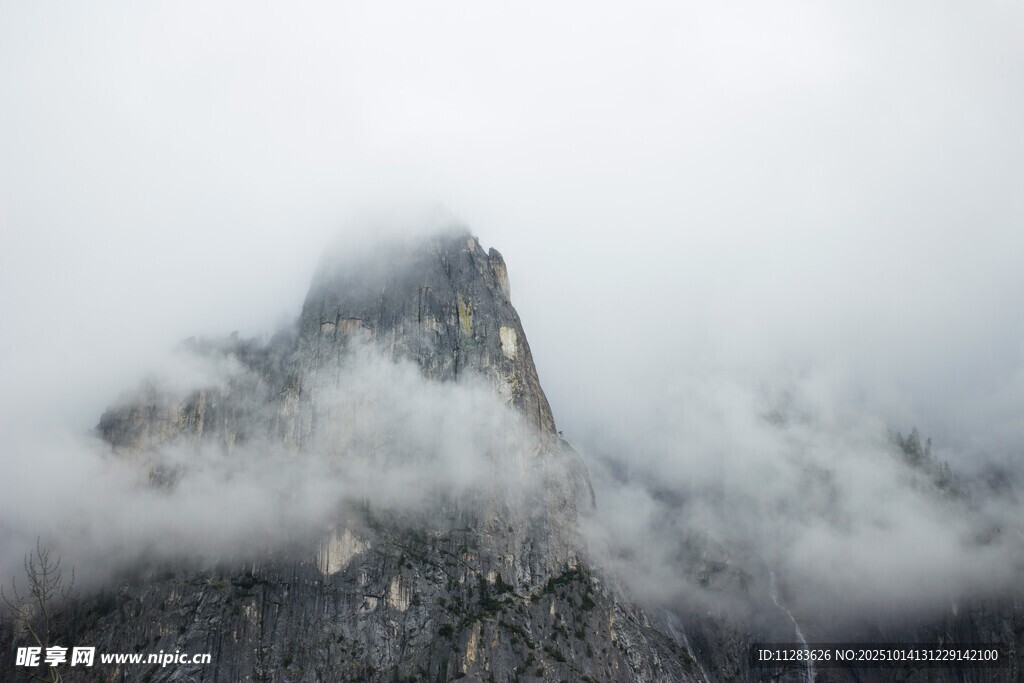 云雾缭绕的巍峨山峰