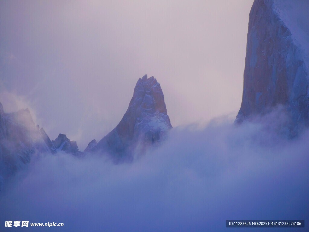 云雾缭绕中的巍峨山峰