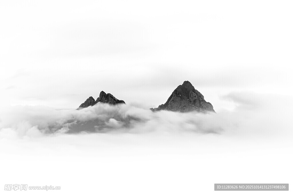 云雾缭绕中的巍峨山峰