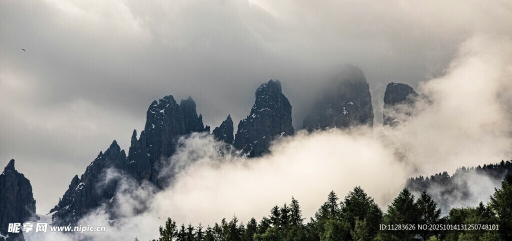 云雾缭绕的壮丽山峰