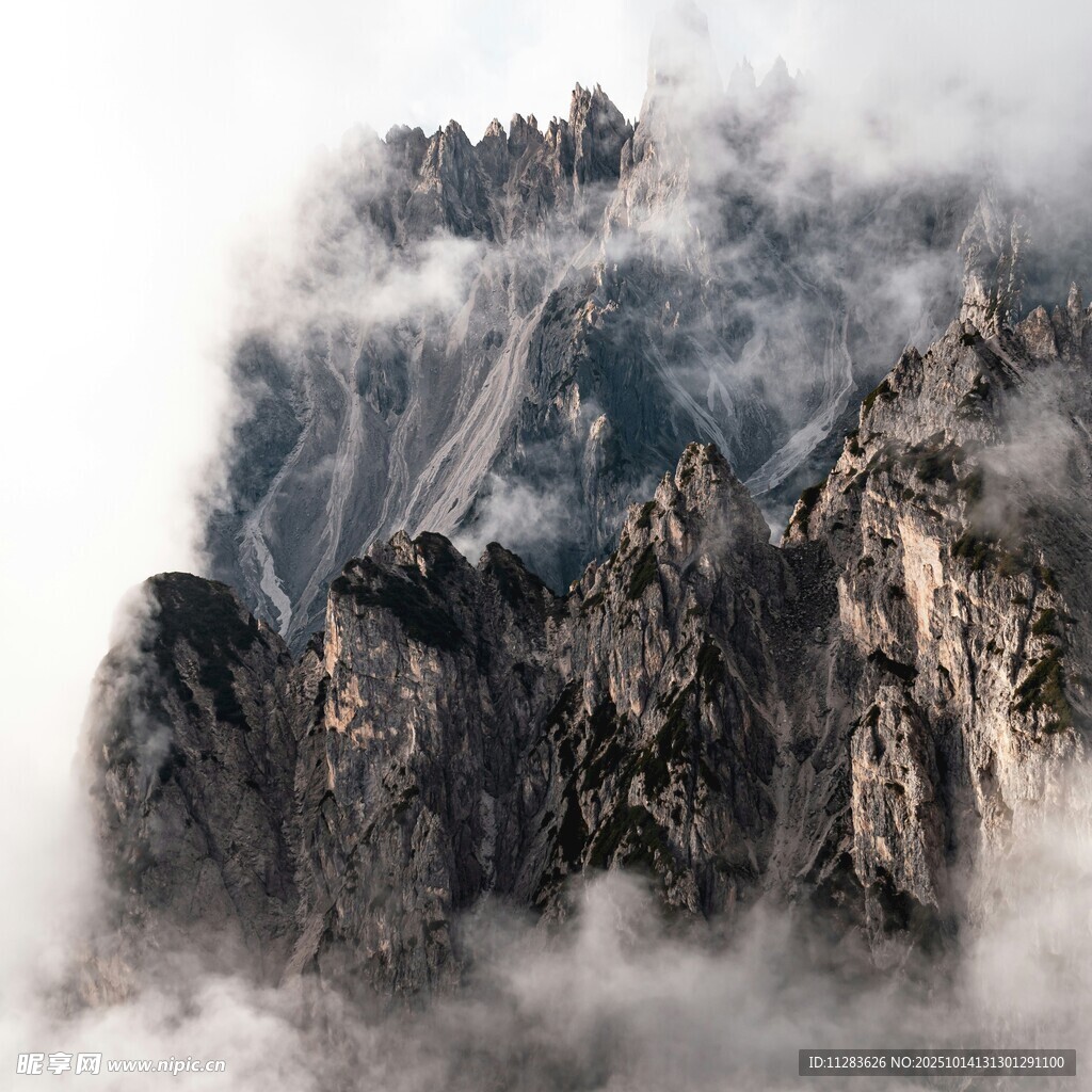 云雾缭绕的巍峨山峰