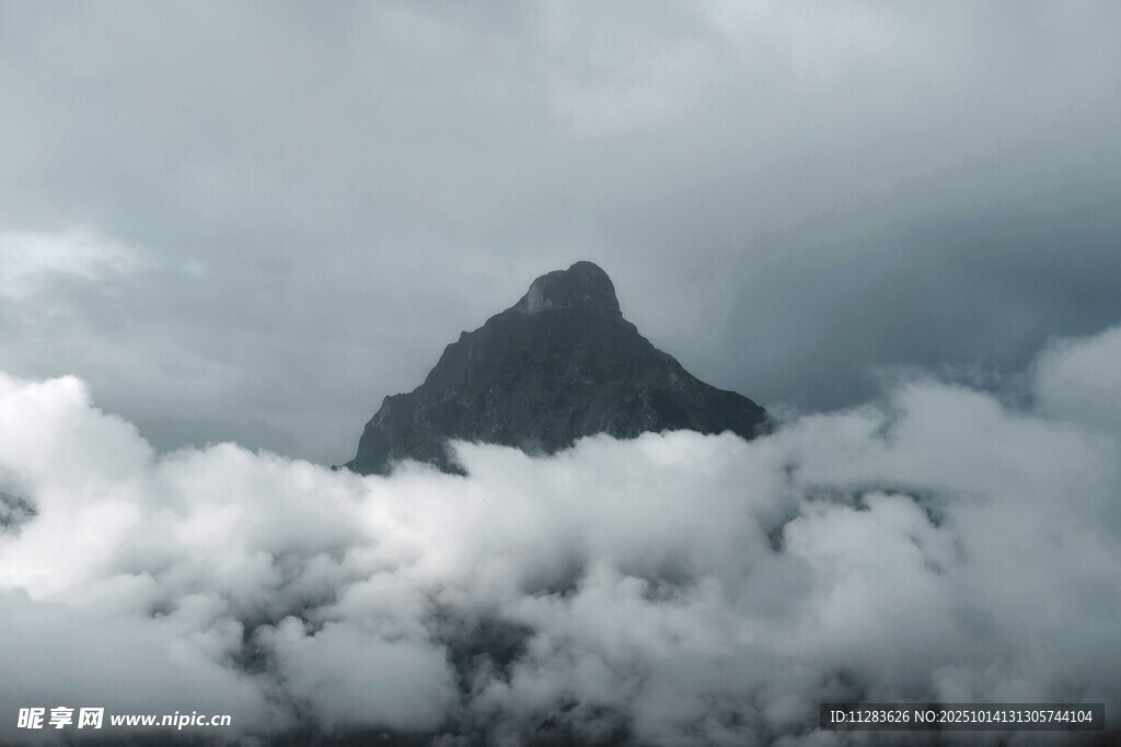 云海之上的巍峨山峰