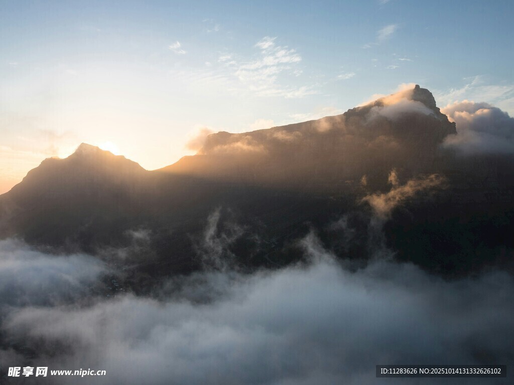 云海中的壮丽山峰日出