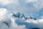云雾缭绕中的巍峨山峰
